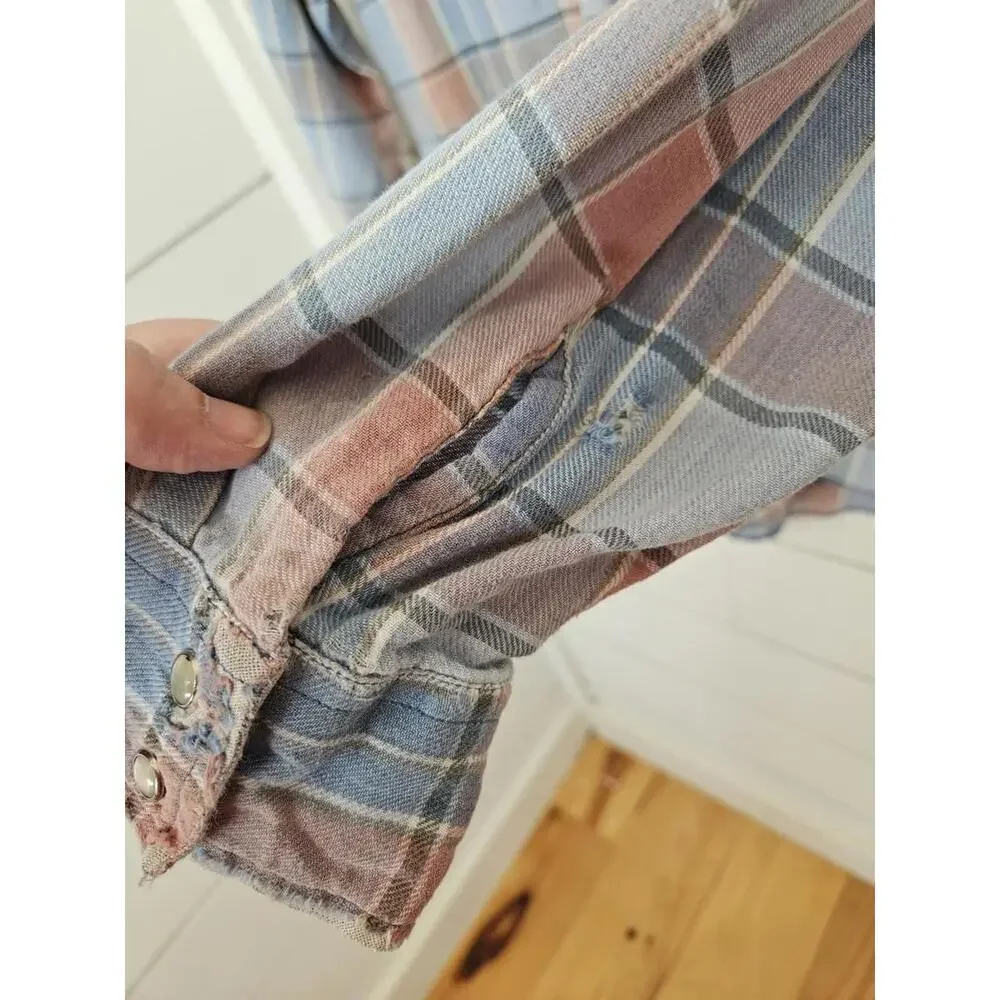 Thrashed Vintage Wrangler medium blue white & mauve snap button up shirt - Picture 6 of 8